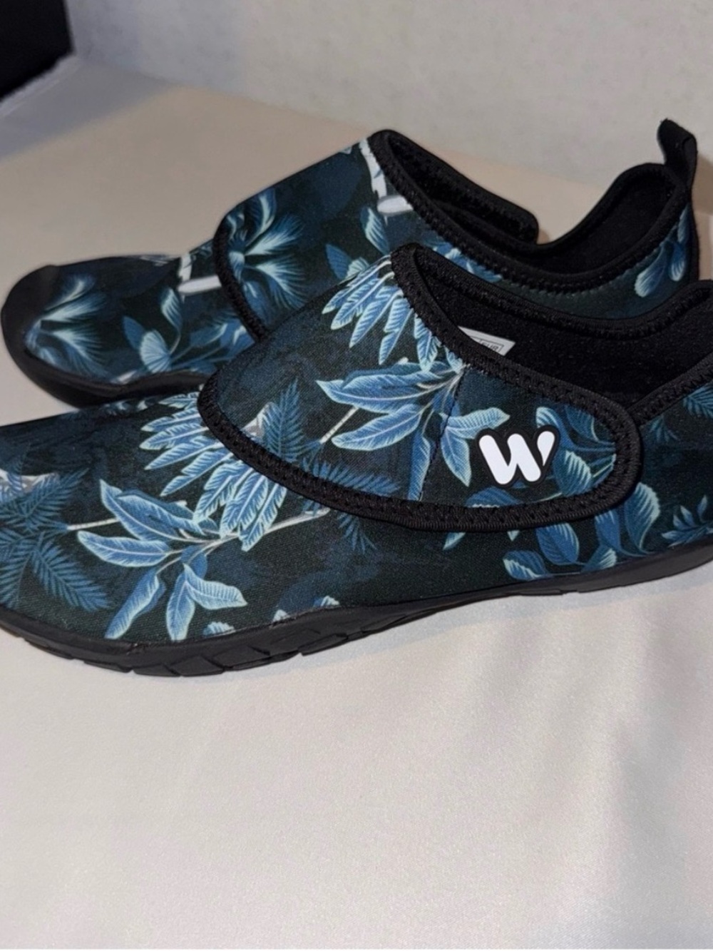 Water Run size 8 Women's Black and Blue Water Shoes